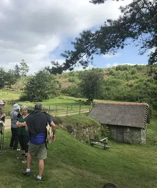 Randonneurs au moulin traditionnel en chaume de Chadebec - Auvergne - France