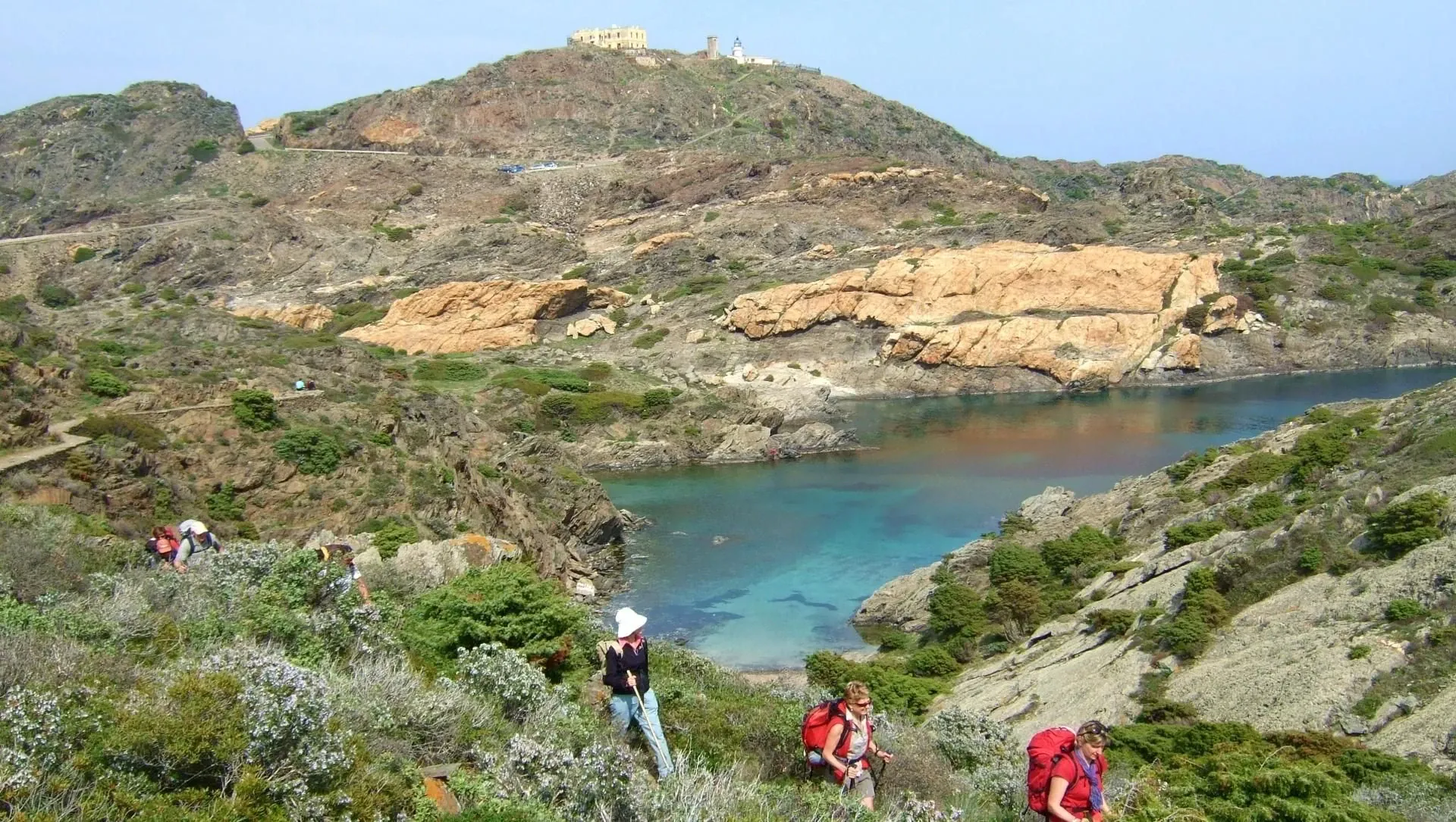 Randonneurs au bord d un lac des Encantats - Pyrenees - Espagne