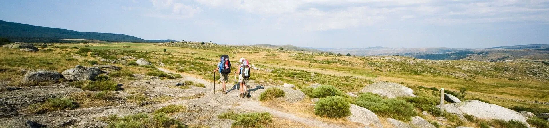 Randonneurs traversant les hauts plateaux des Cevennes - Chemin de Stevenson - France