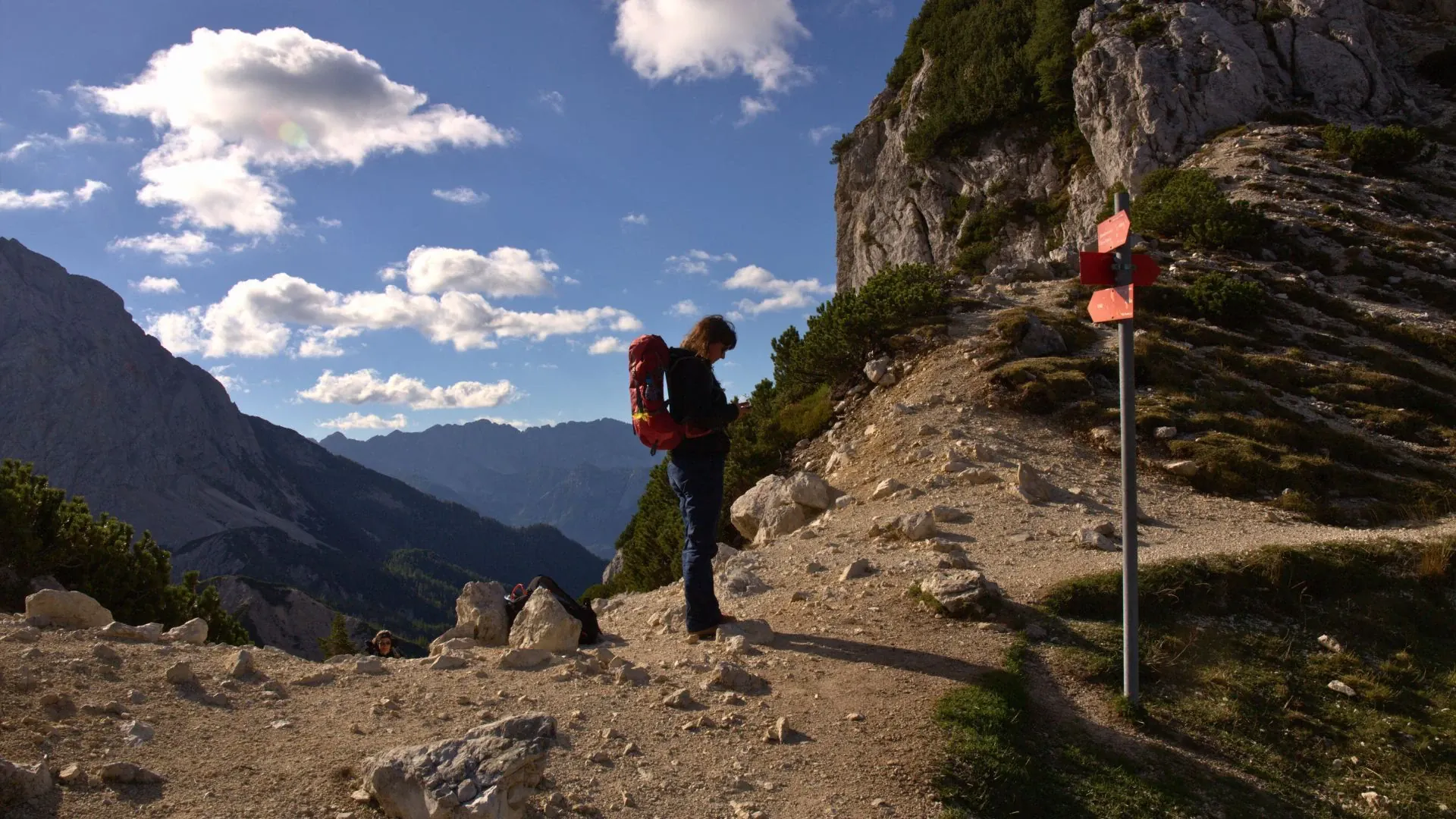 Randonneurs face aux sommets des Alpes Juliennes - Slovenie