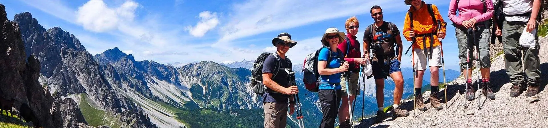 Groupe de randonneurs sur sentier alpin - Alpes autrichiennes