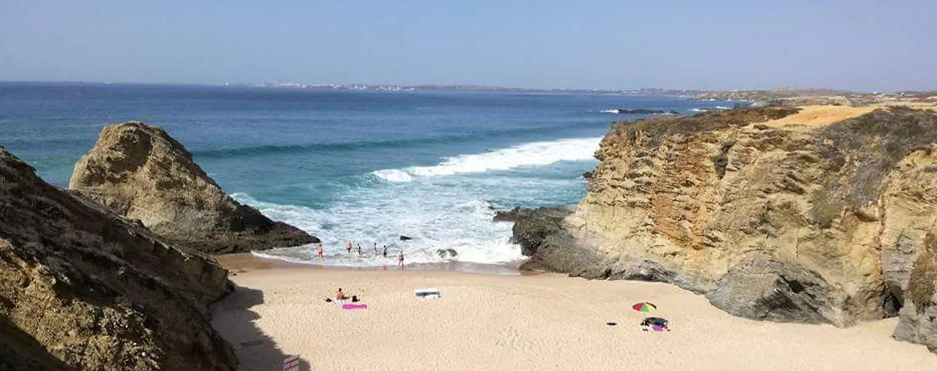 Randonneurs dans une oeuvre de cairns - Vercors © Cécile Thiaucourt