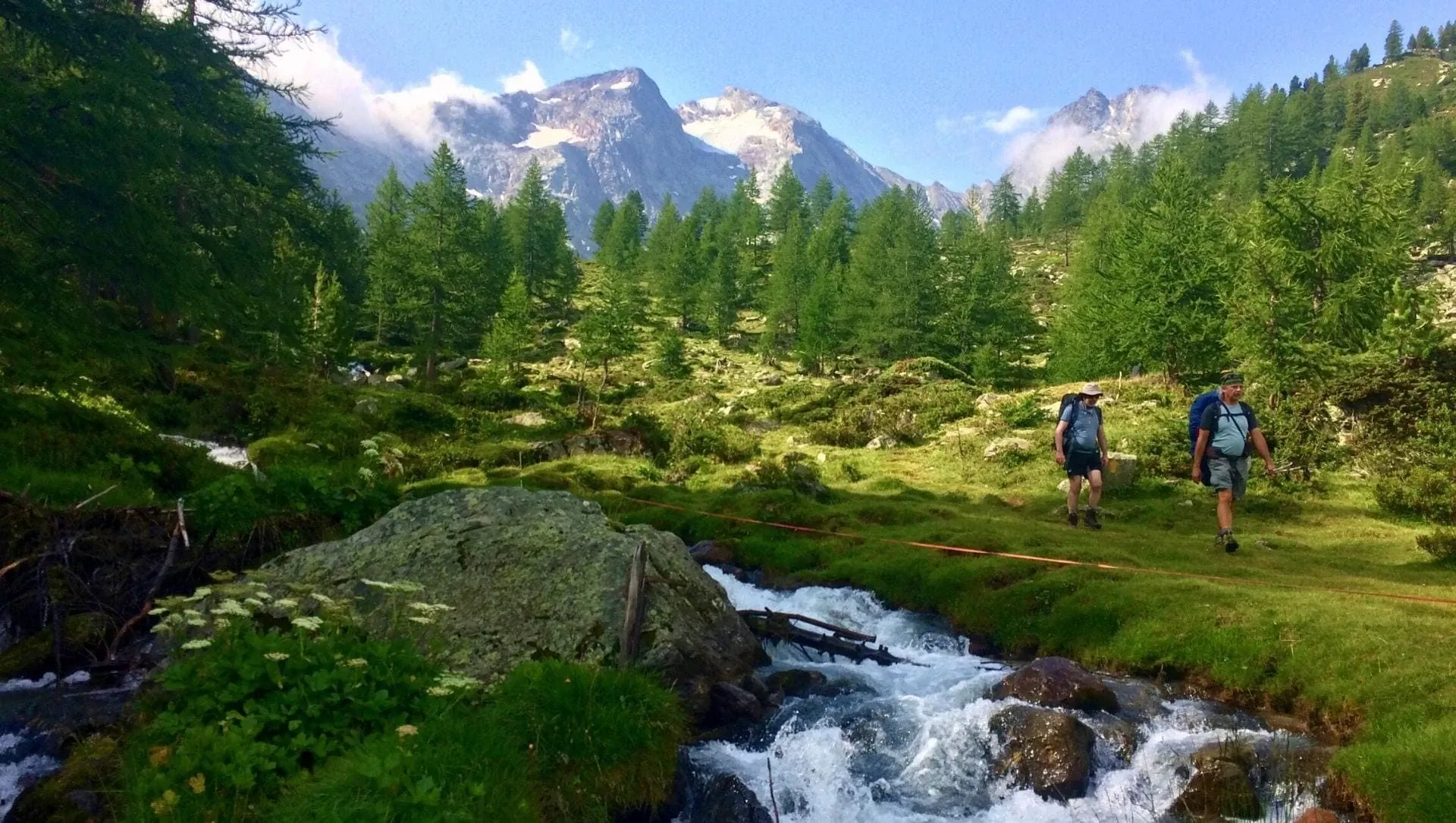 Randonneurs dans le desert des Bardenas - Navarre - Espagne © K. Lagarde - hikers-in-bardenas-desert-navarre-spain_k-lagarde-2