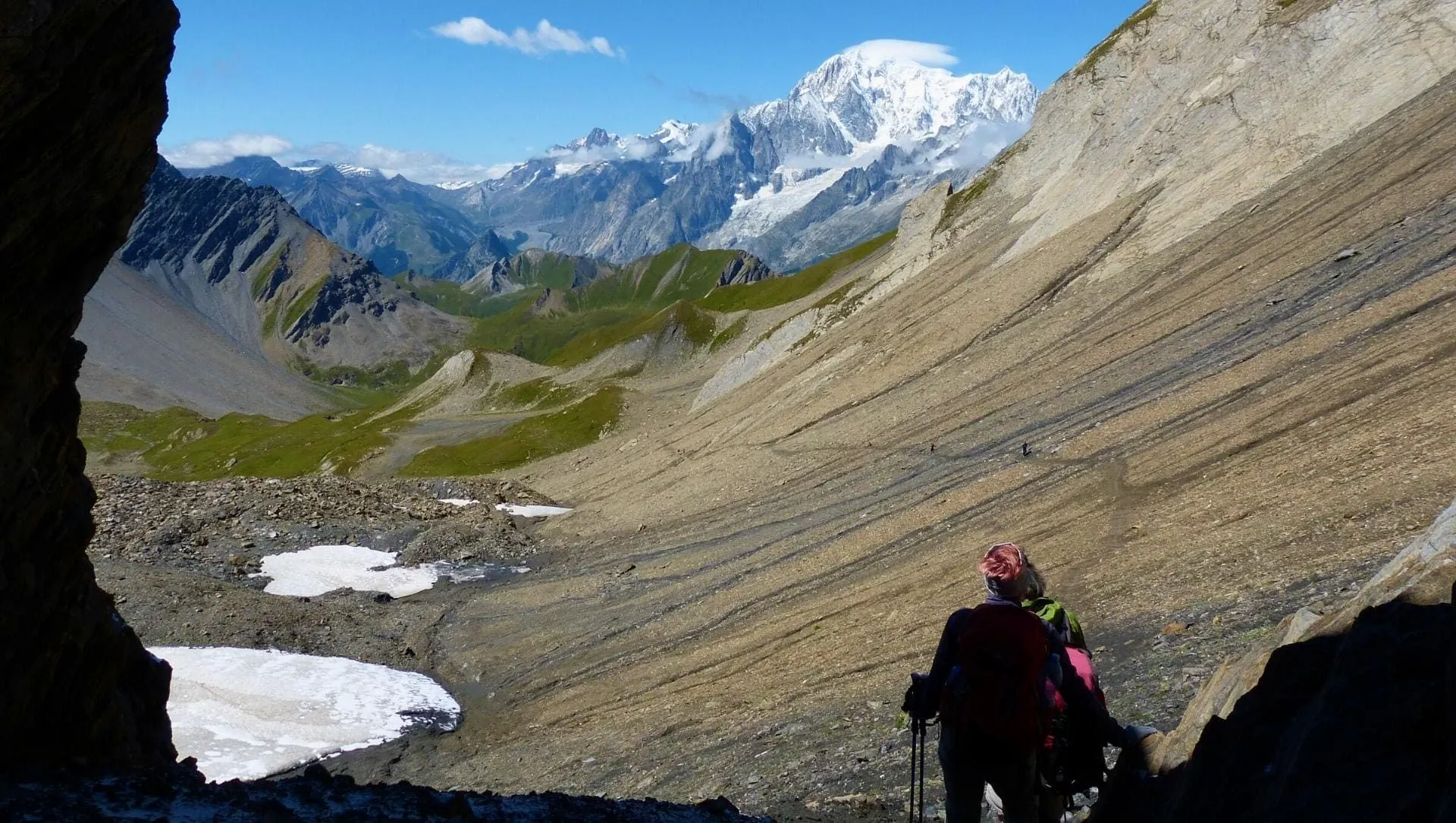Randonneurs dans la baie de Cadaques - Costa Brava - Espagne © Fleury Laurence