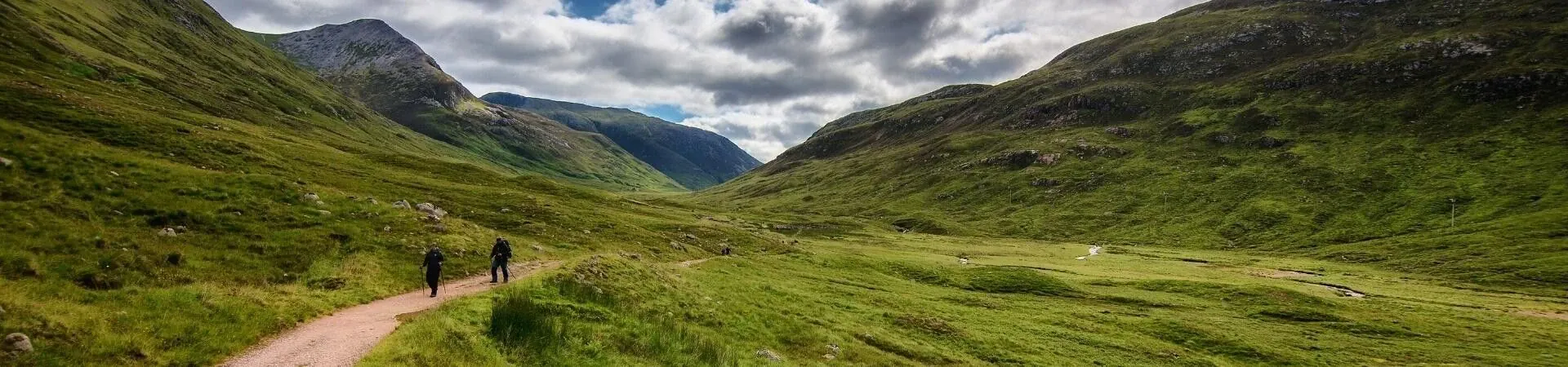 Randonneurs dans une vallee verdoyante - Highlands - Ecosse