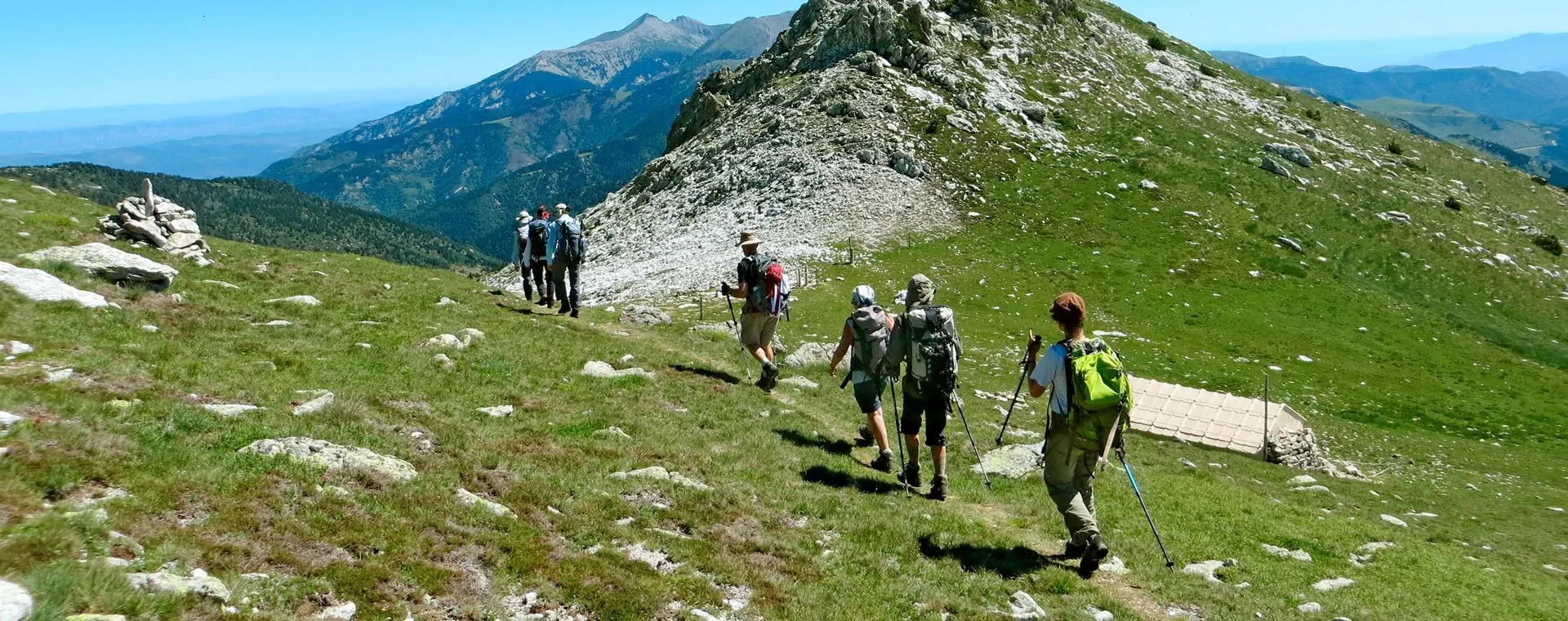 Randonneurs pres d un torrent - Val d Aoste - Italie © Laurent Comte