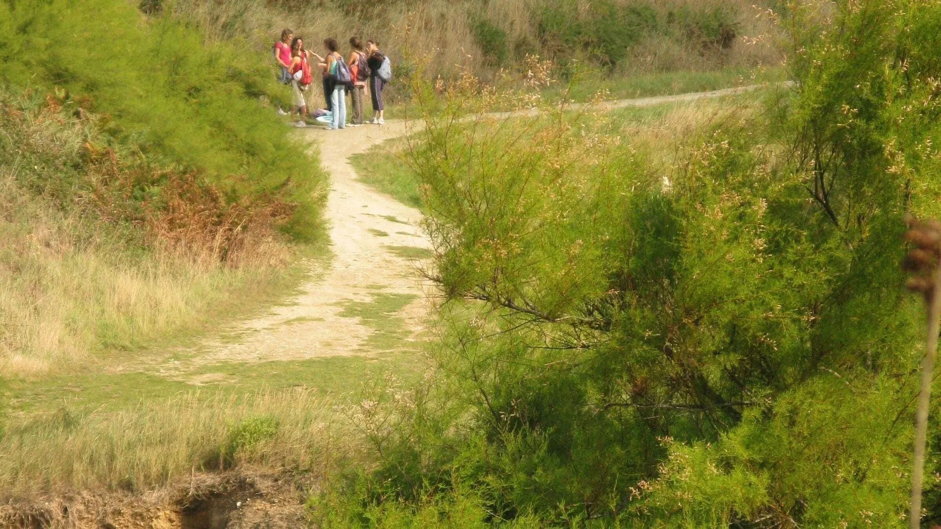 Randonneurs pres d un torrent - Tour des Geants - Italie © Helene Le Floch