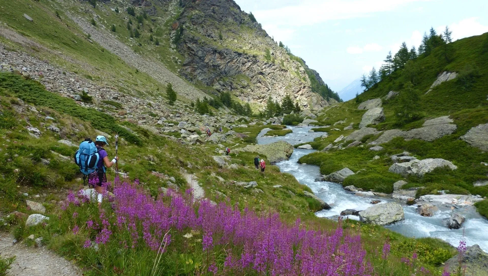 Randonneurs pres des Aiguilles d Ansabere - Pyrenees - France