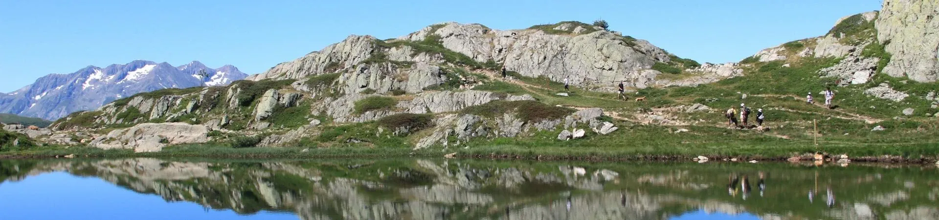 Randonneurs pres d'un lac de montagne - Alpes francaises