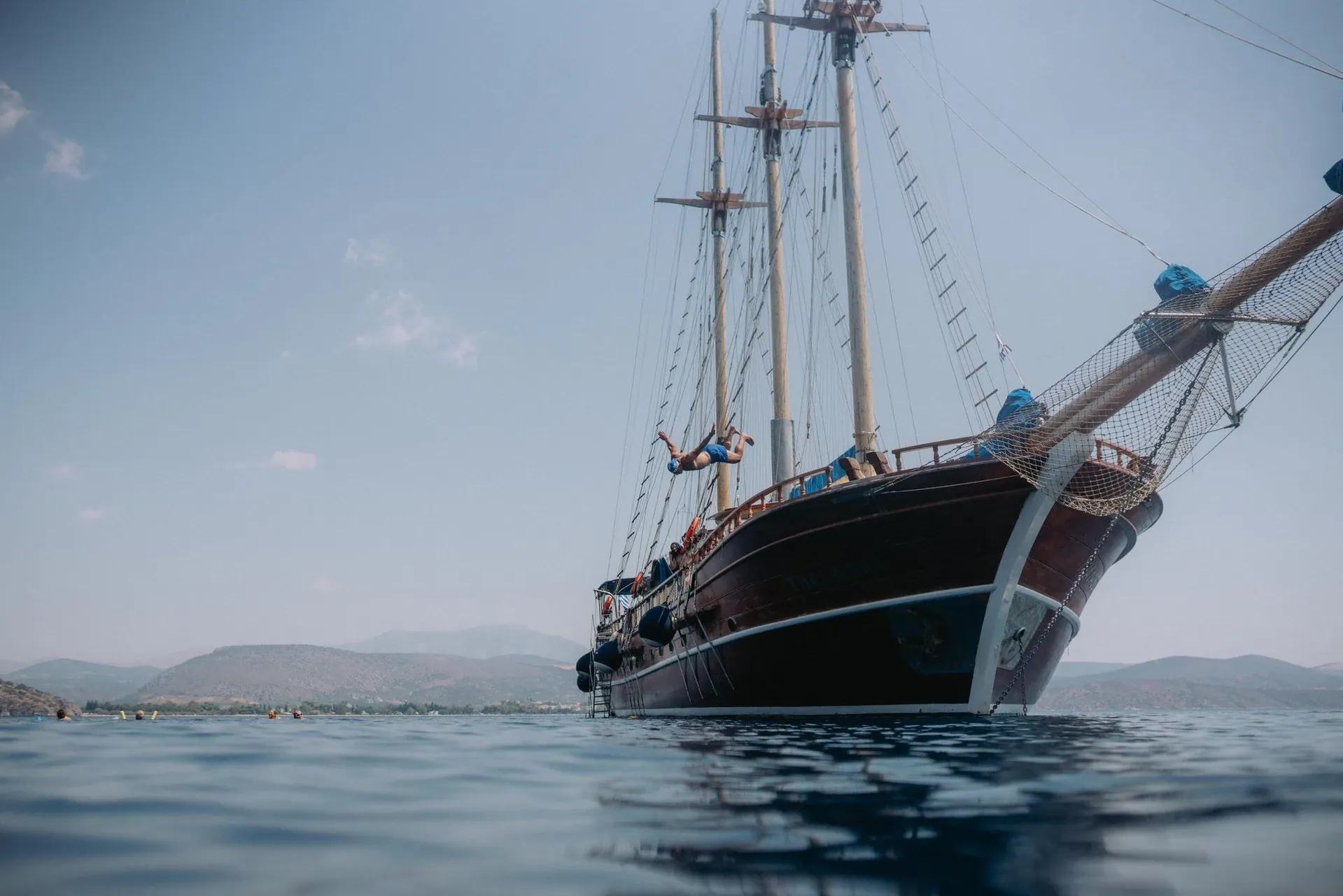 Randonneurs pres des lacs des Pyrenees - Cerdagne - France