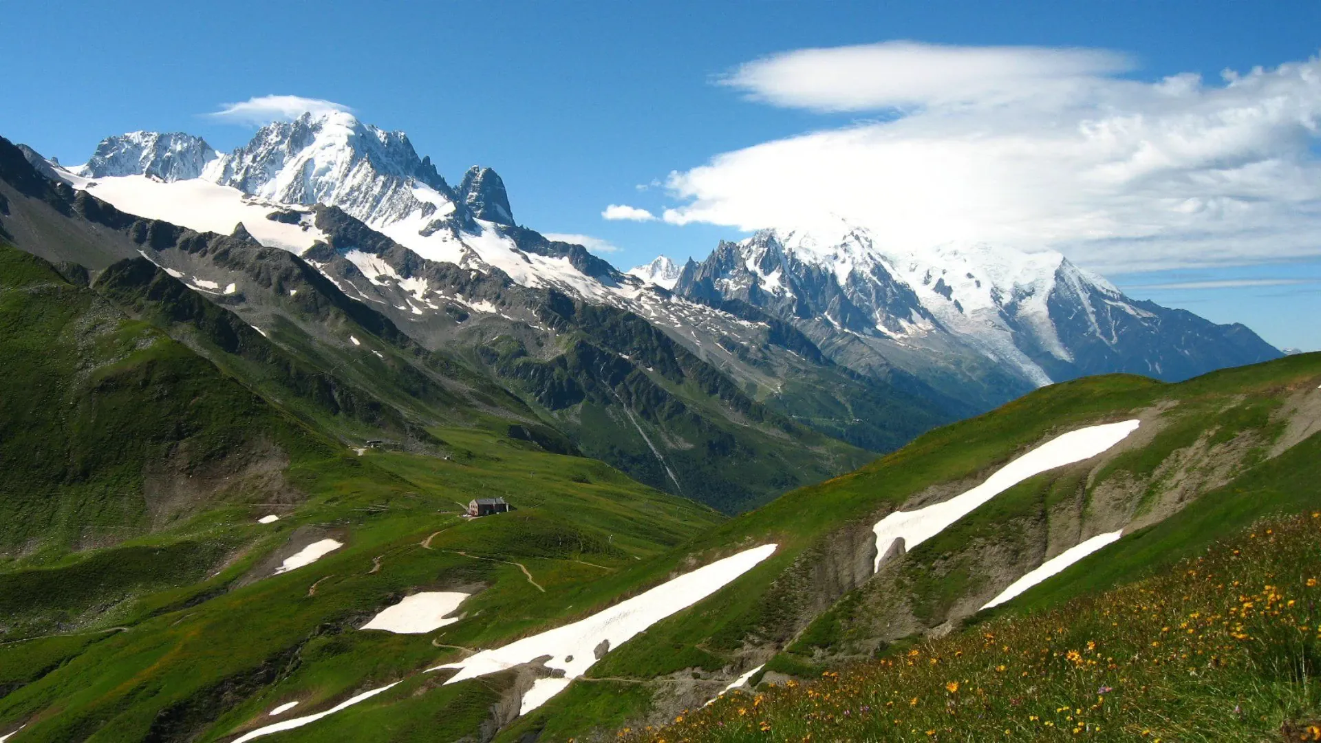 Randonneurs sur sentier alpin - Tour du Mont-Blanc - France