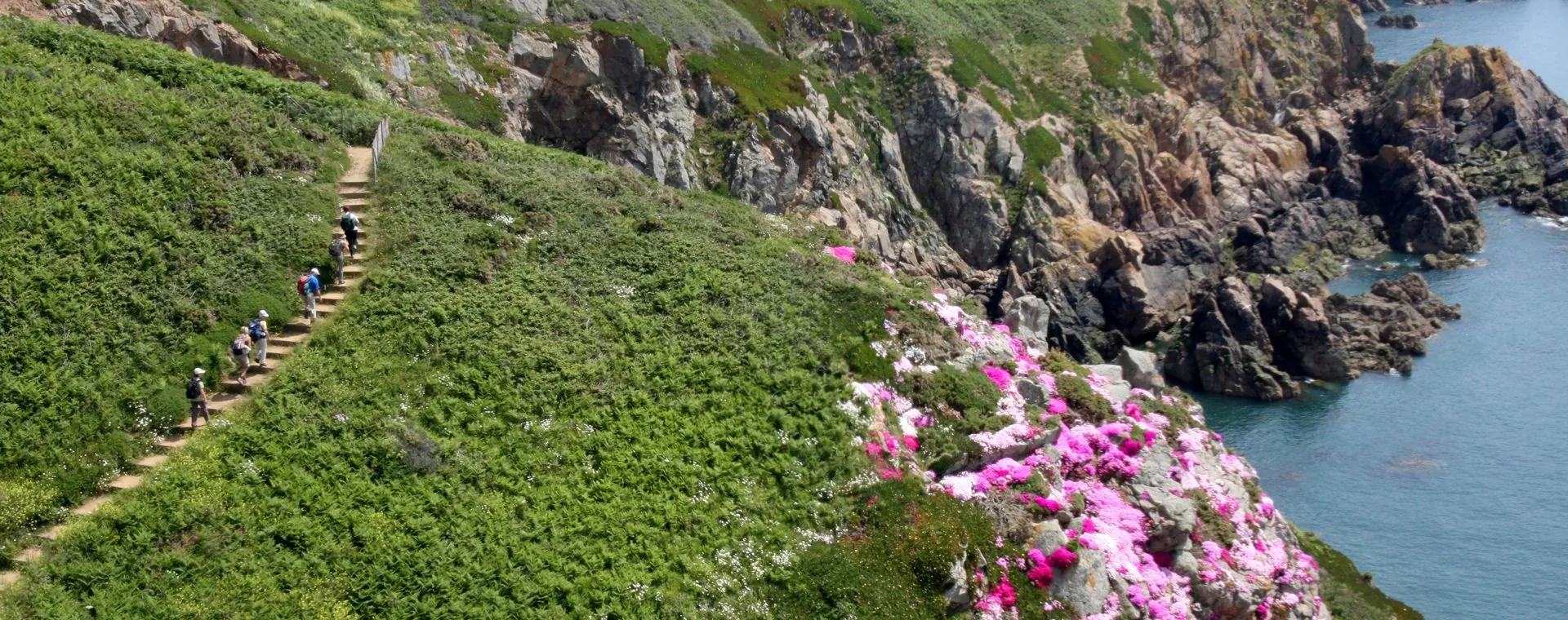 Randonneurs sur l ile d Amorgos - Cyclades - Grece
