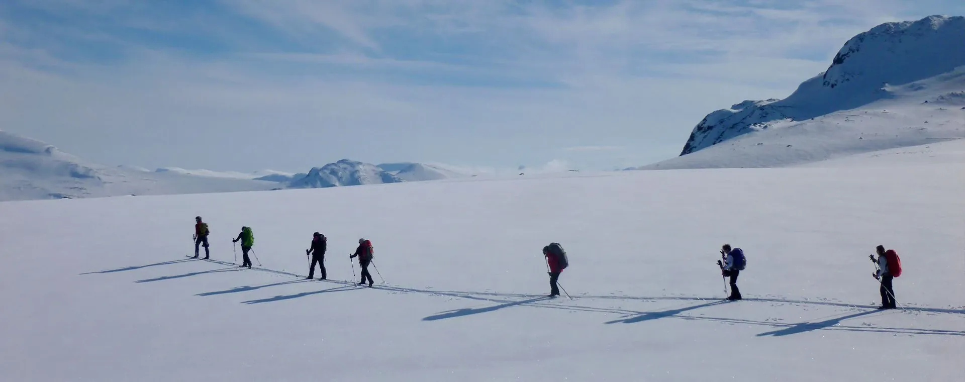 Randonneurs sur un sentier de l Aubrac - Massif Central - France