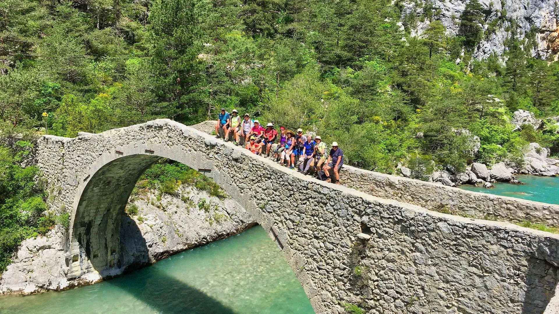 Randonneurs sur la cote ouest de Belle-Ile-en-Mer - France © Jean-Claude Praire