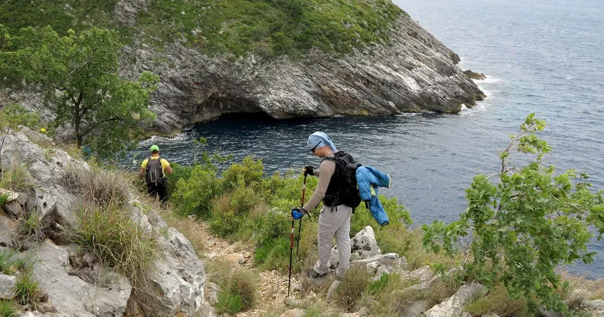 Randonneurs sur sentier côtier près de la plage de Grama - Albanie