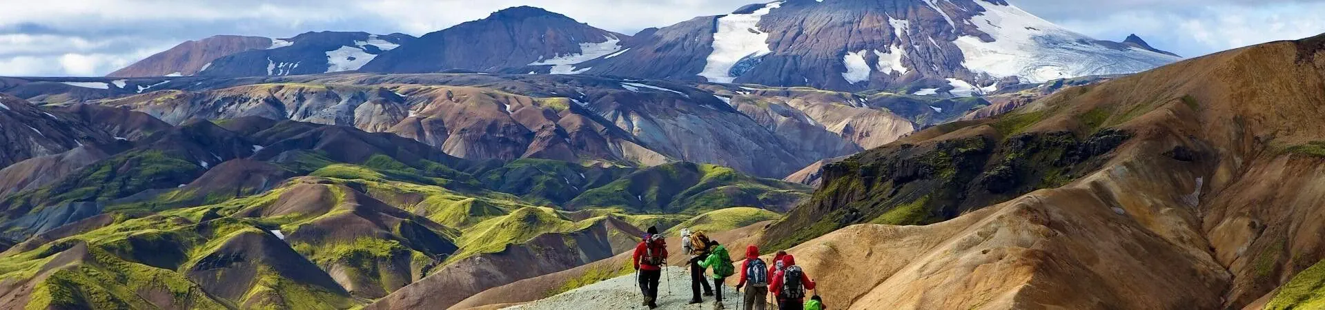 Randonneurs sur montagnes colorees de Landmannalaugar - Islande