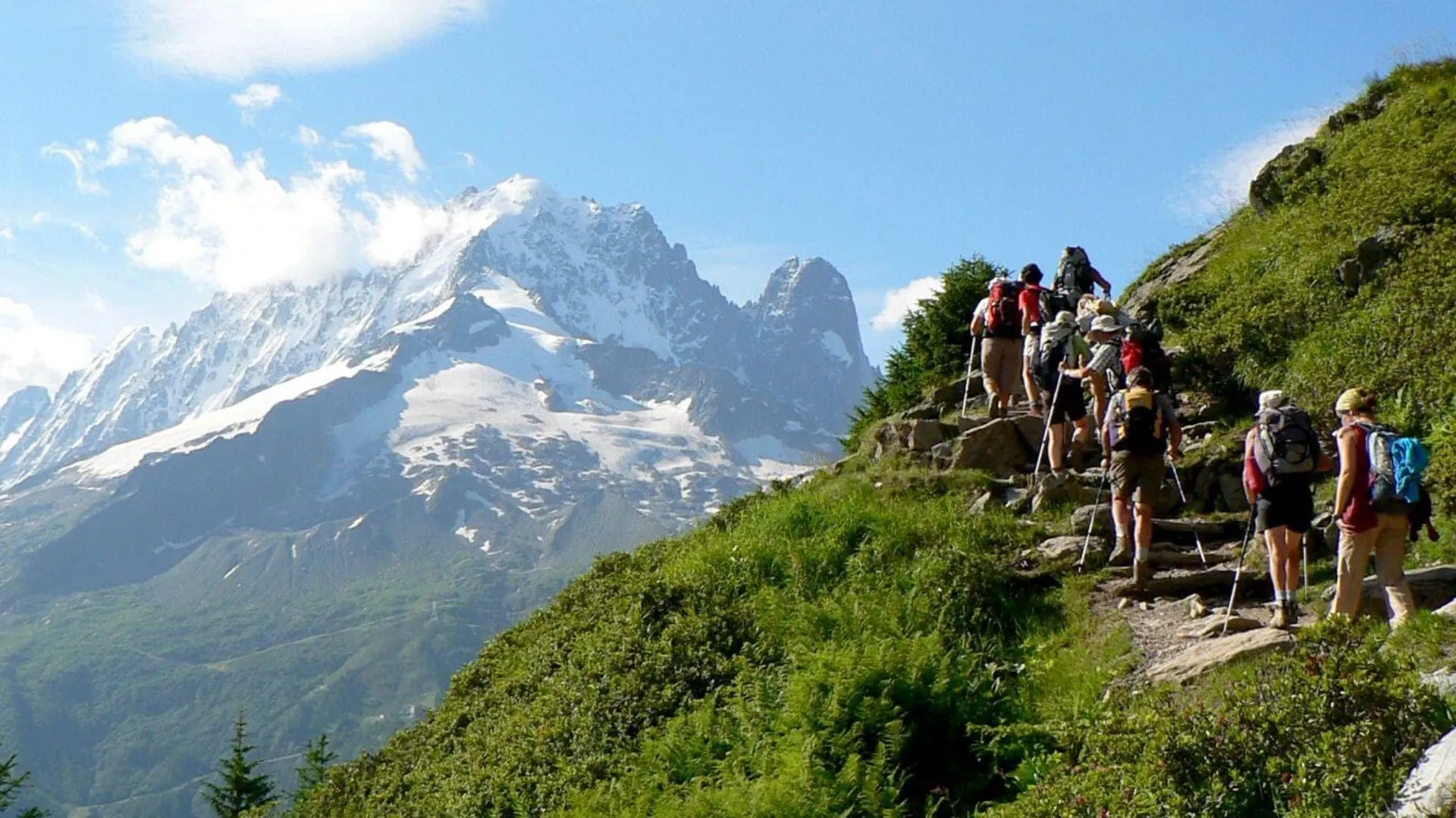 Randonneurs sur sentier des Ecrins - France © Bea Mollaret