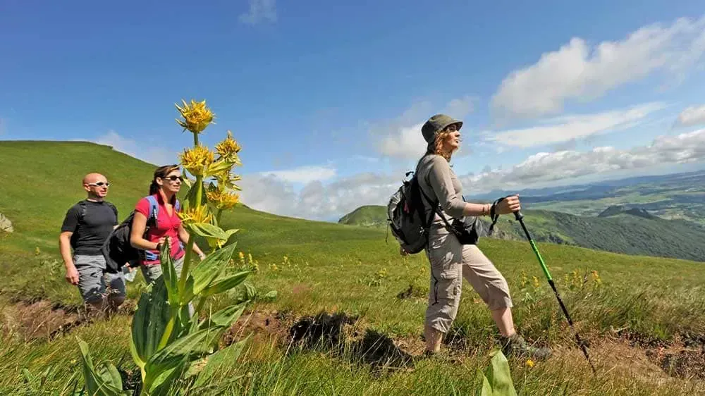 Randonneurs sur les falaises d Etretat - Normandie - France