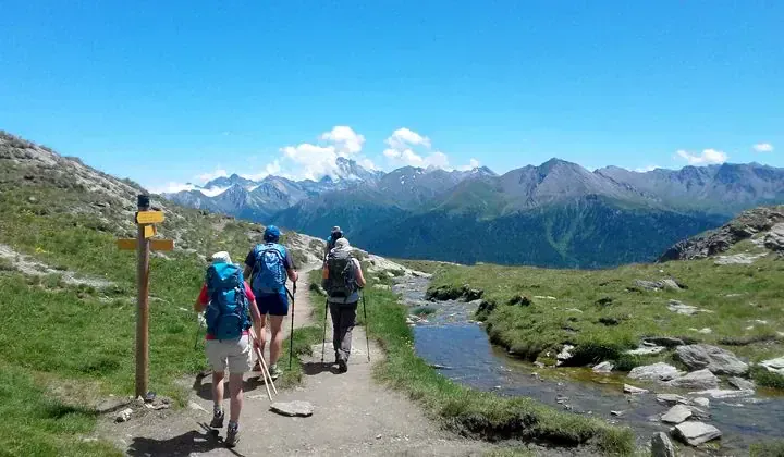 Randonneurs sur sentier de montagne - Tour du Queyras France
