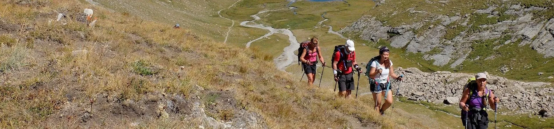 Randonneurs sur sentier de montagne - Vallee de l'Ubaye - Alpes