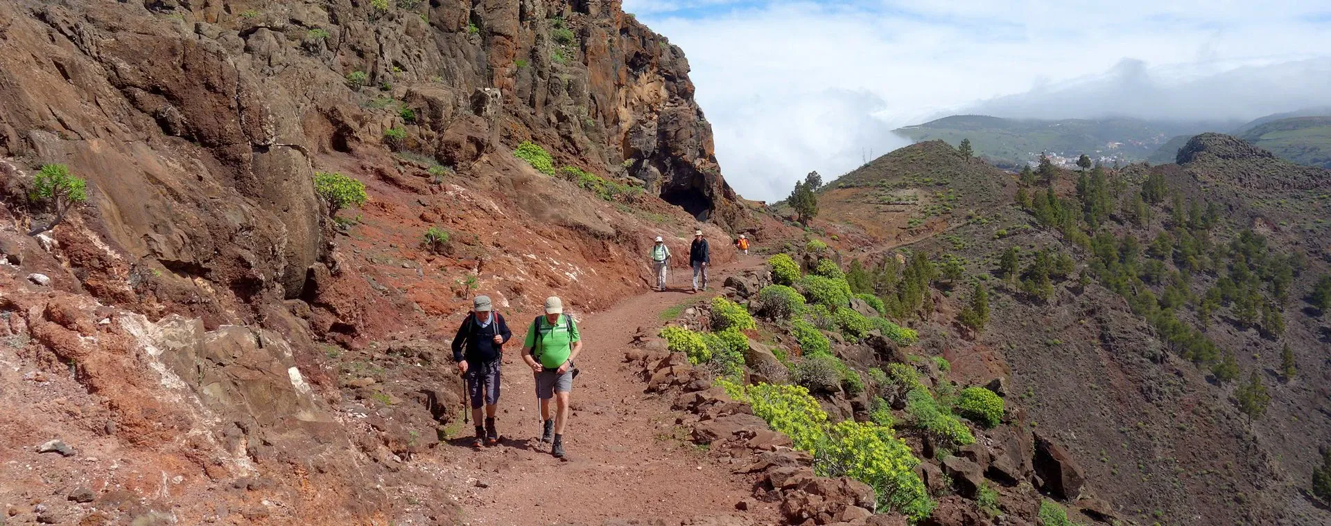Randonneurs sur l ile de Sifnos - Cyclades - Grece