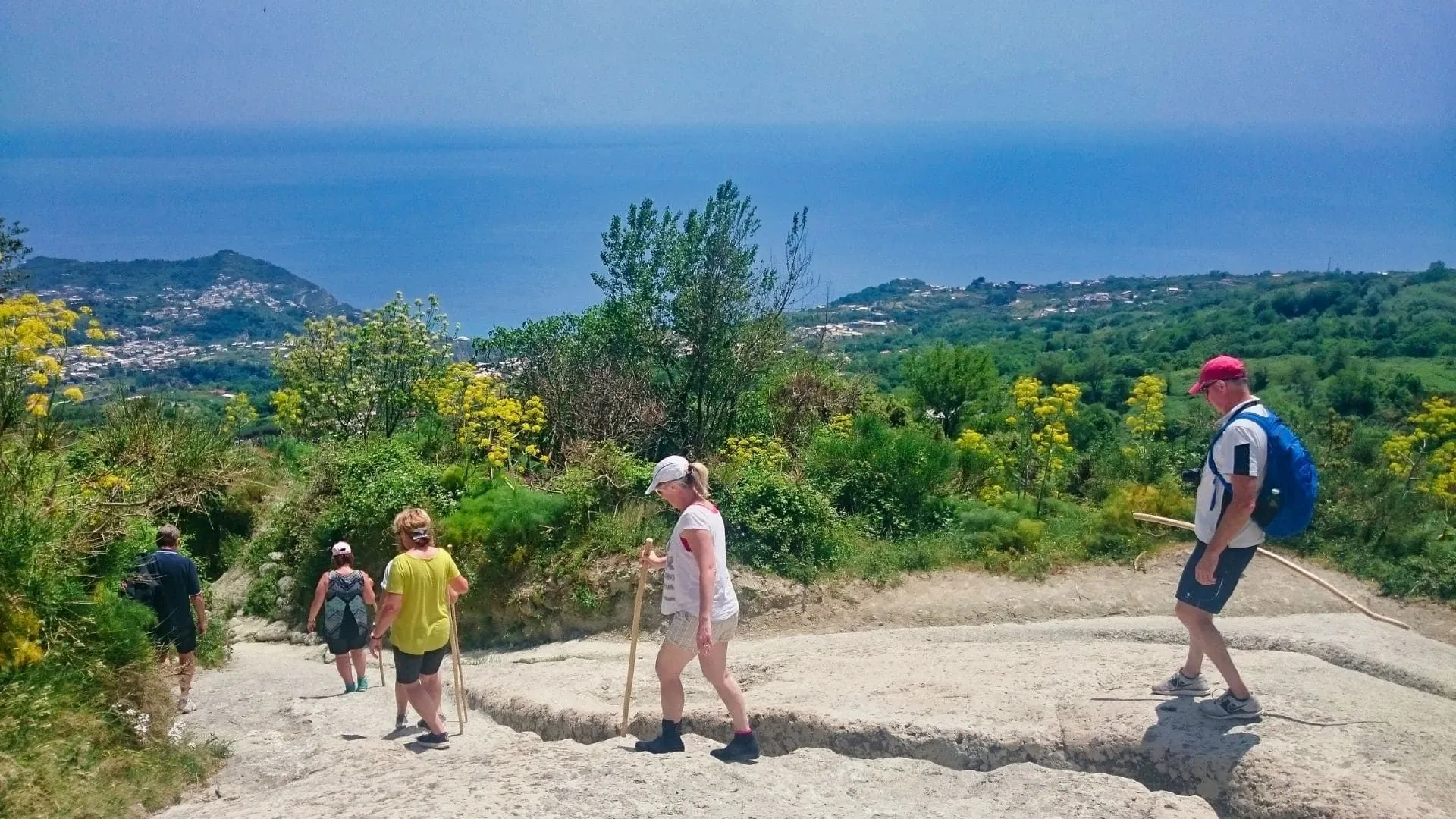 Randonneurs sur le Tour du Mont-Blanc - Alpes - France