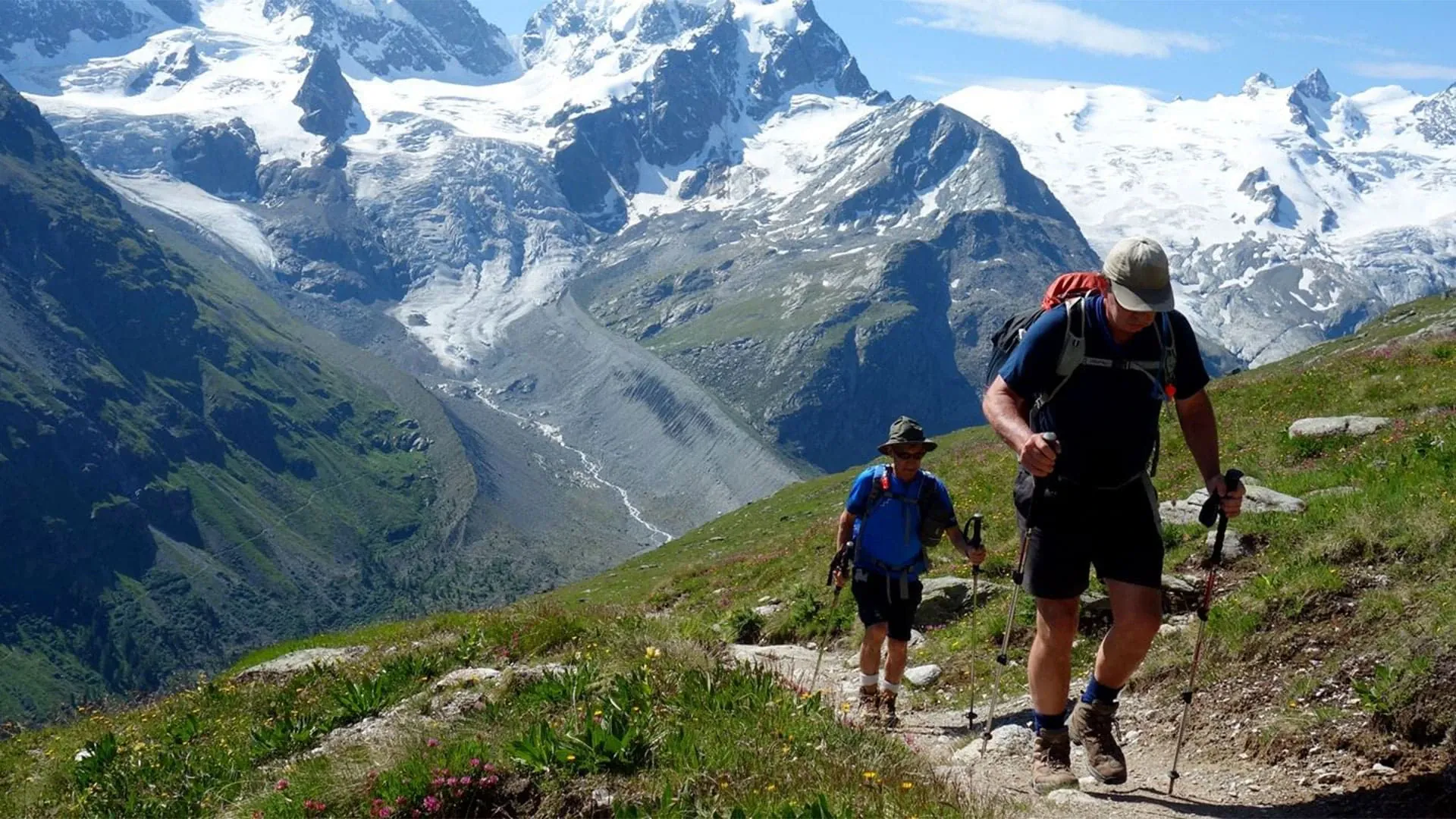 Randonneurs face au golfe de Girolata - Corse - France