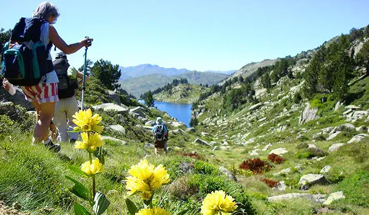 Randonneurs vers les lacs d'Encantats - Pyrénées - Espagne