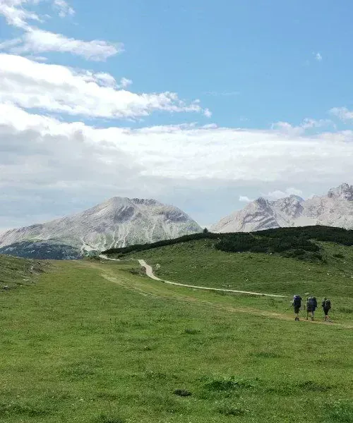 Randonneurs vers le hameau de Fodara - Dolomites - Italie