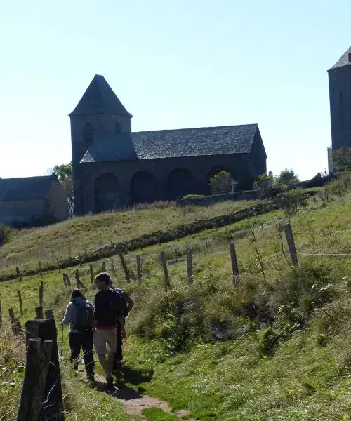 Randonneurs vers l'église Notre-Dame-des-Pauvres d'Aubrac - Aveyron - France