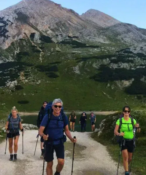 Randonneurs avec bâtons devant les sommets des Tofane - Dolomites - Italie