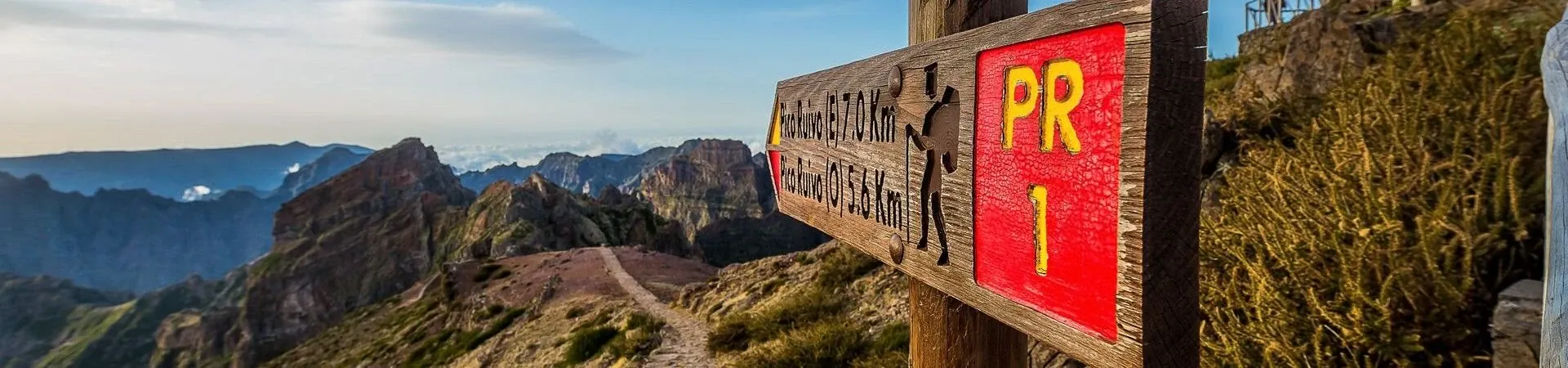 Panneau de randonnee PR1 vers Pico Ruivo - Madere - Portugal
