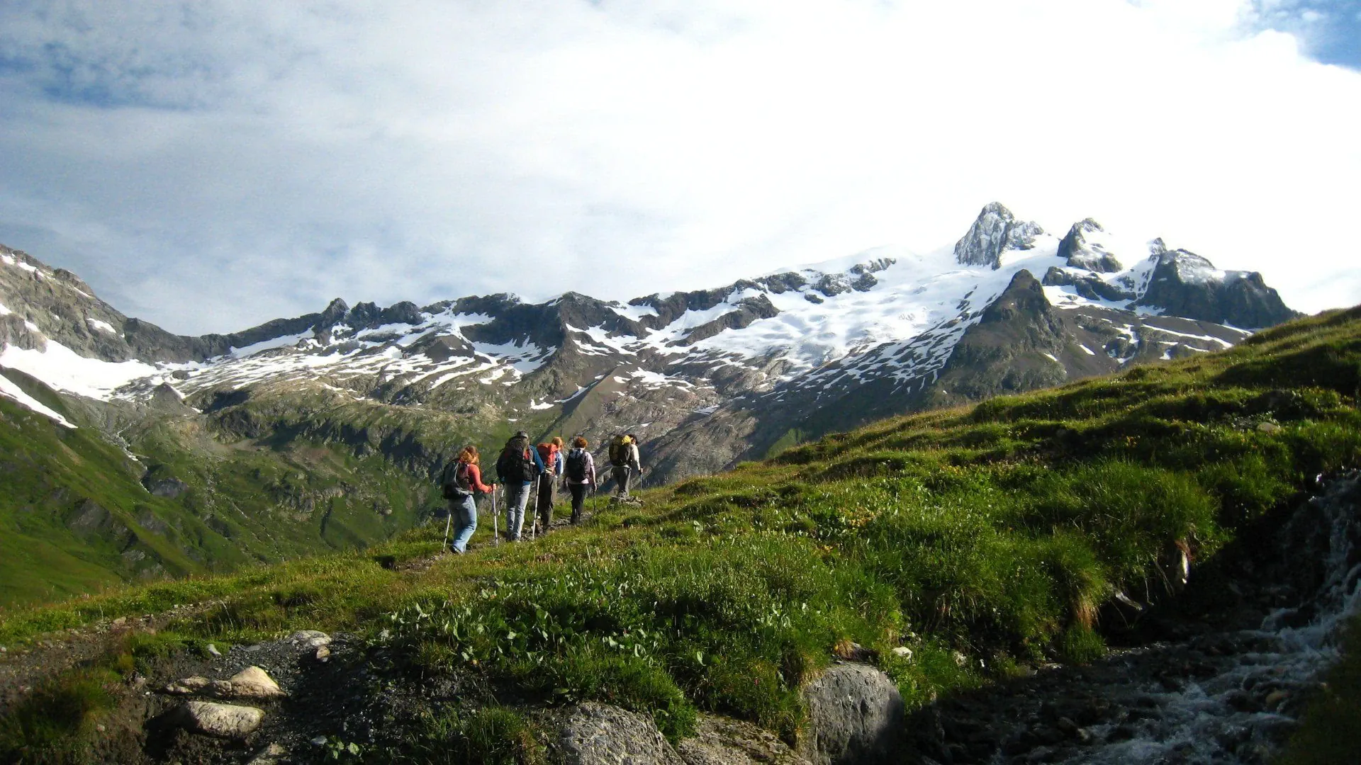 Bouquetin et randonneur face au glacier - Mont-Blanc - France