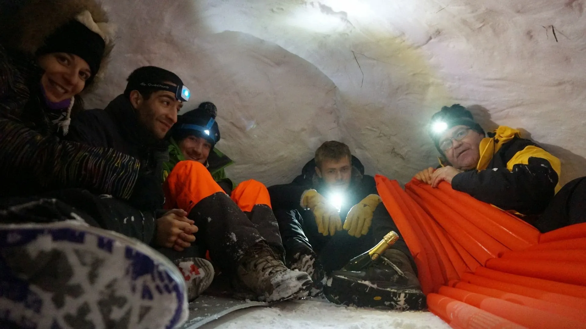 Construction d'igloo sur les Hauts Plateaux du Vercors - France