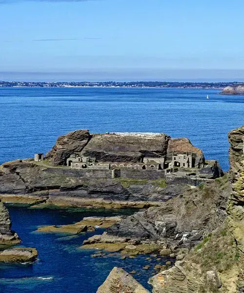 Ilot-des-capucins-sur-la-route-des-fortications © Adobe stock