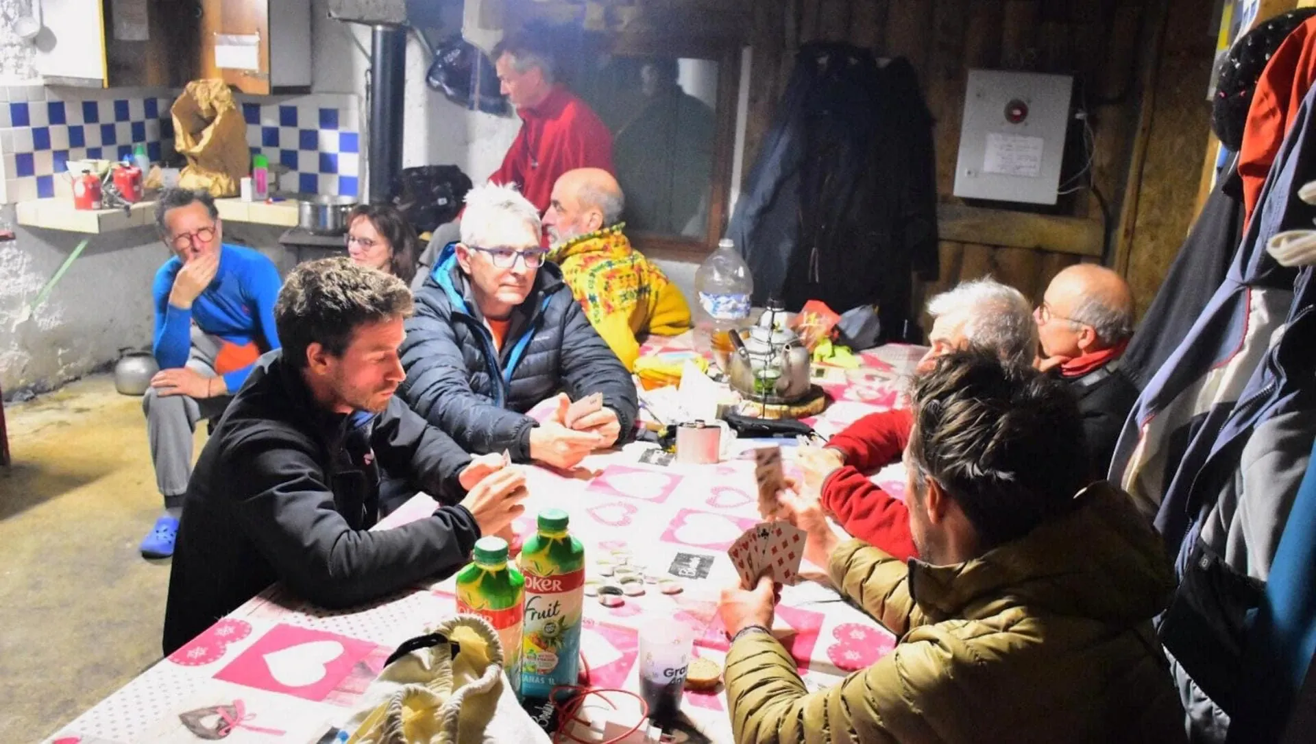 Jeu De Cartes En Groupe Dans Un Refuge Du C David Praire 1 - Vercors - France