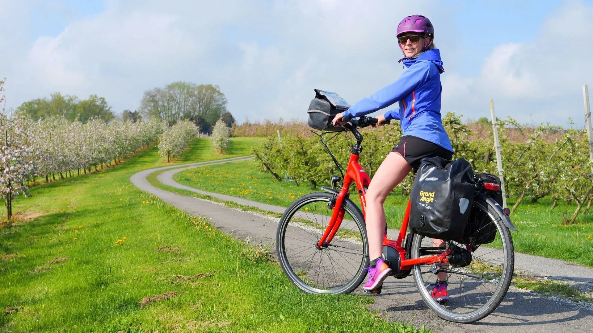 Julie Dans Les Pommiers En Fleurs C David Praire - Allemagne © David Praire
