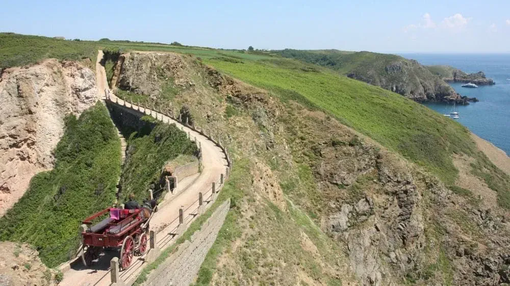 La Coupée - Sark - Îles Anglo-Normandes © François Ribard