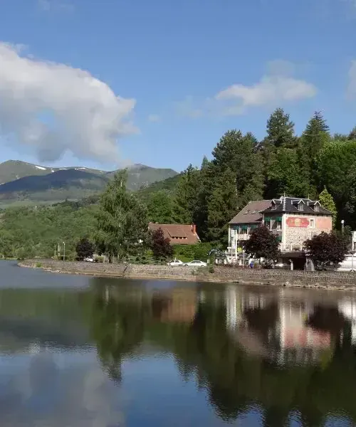 Lac Chambon avec maisons au bord de l'eau et montagnes - Auvergne - France