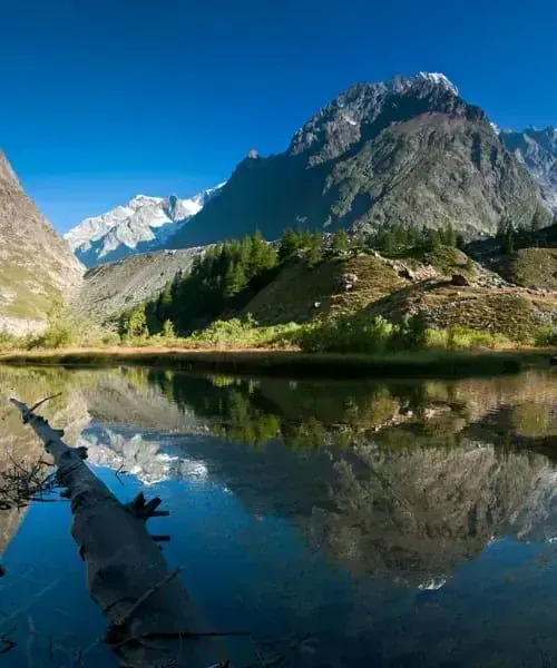 Lac Combal avec reflets des montagnes et vue sur le Mont Blanc - Val d'Aoste - Italie