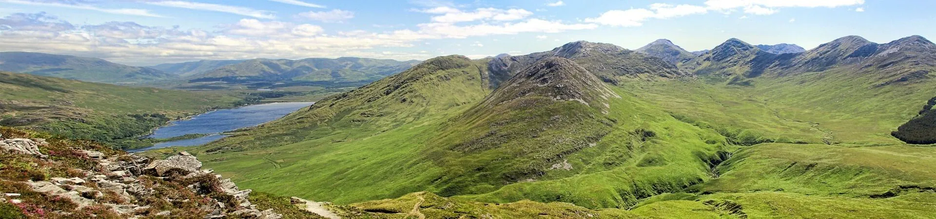 Lacs et montagnes verdoyantes du Connemara - Irlande