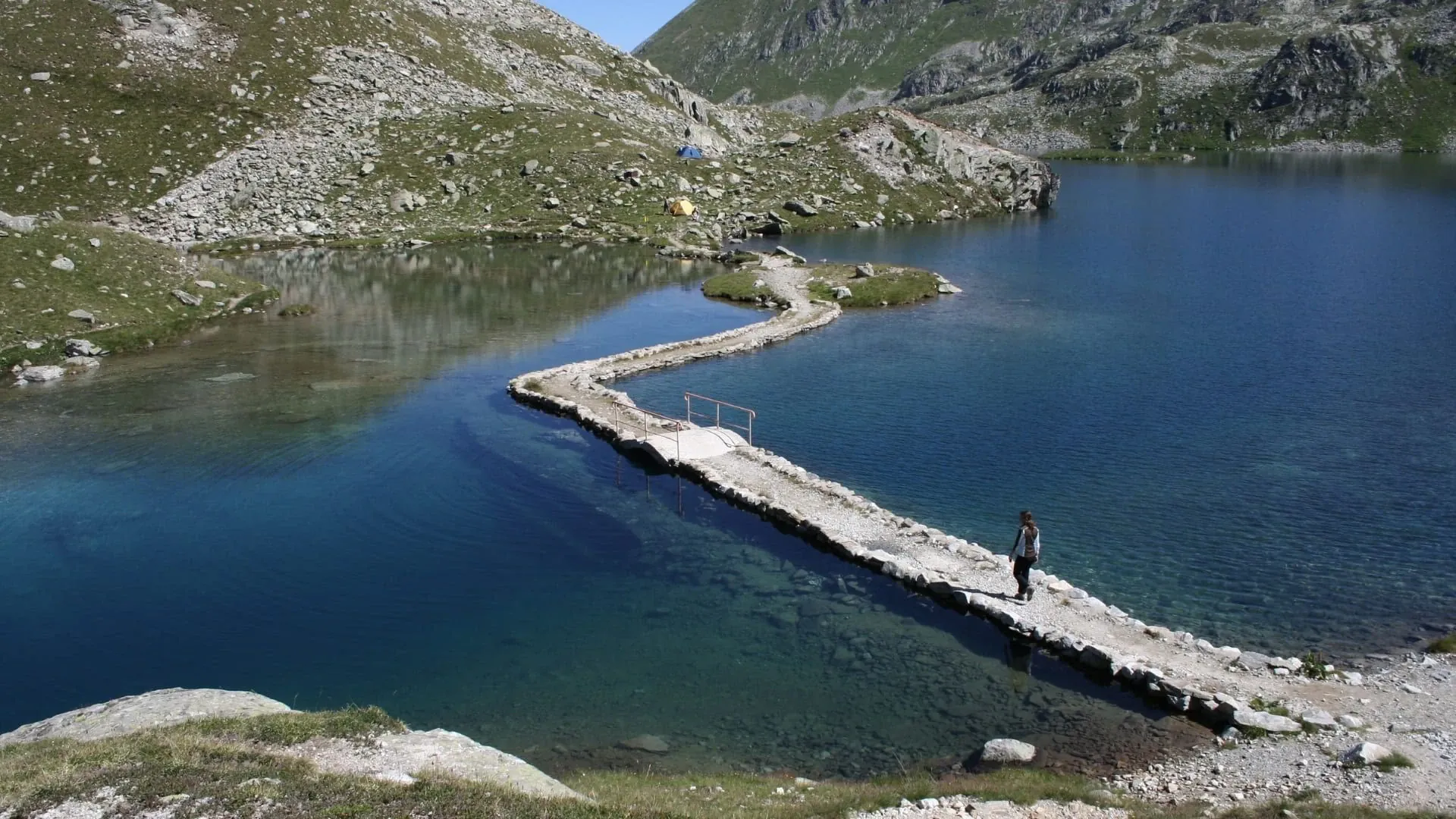 Bande de terre sur un lac des Sept Laux - Belledonne - France