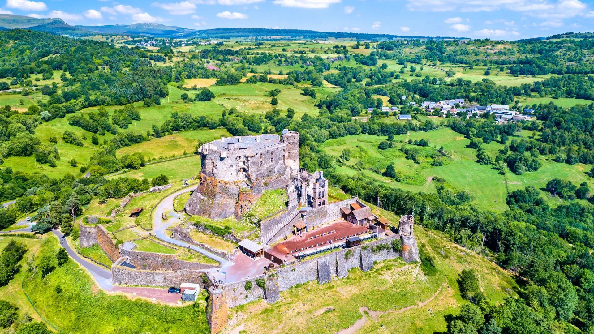 Le Chateau De Murol C Leonid Andronov Adobestock - France