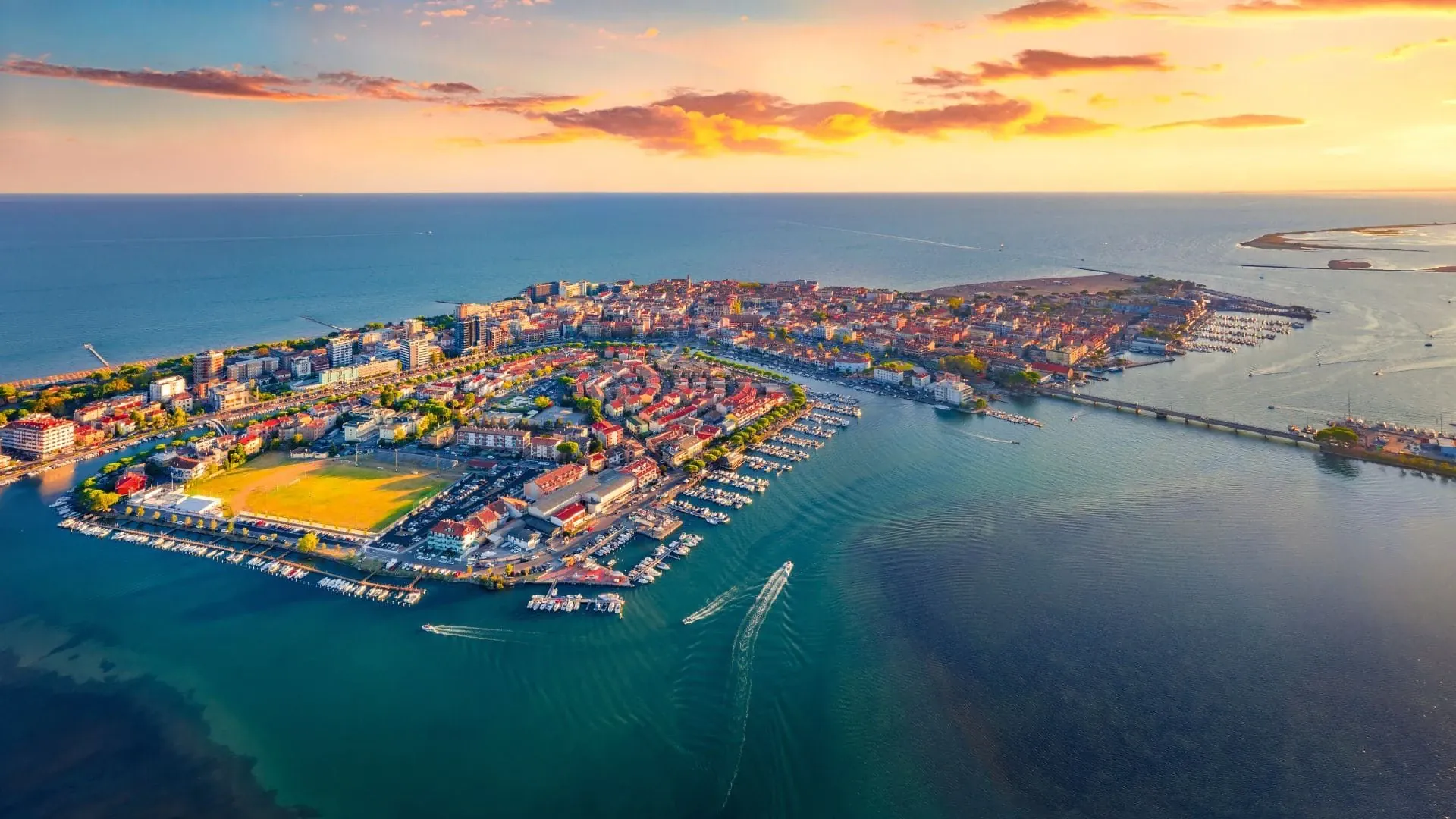 Le Port De Grado Au Couher De Soleil Entre Venise Et Trieste - Italie
