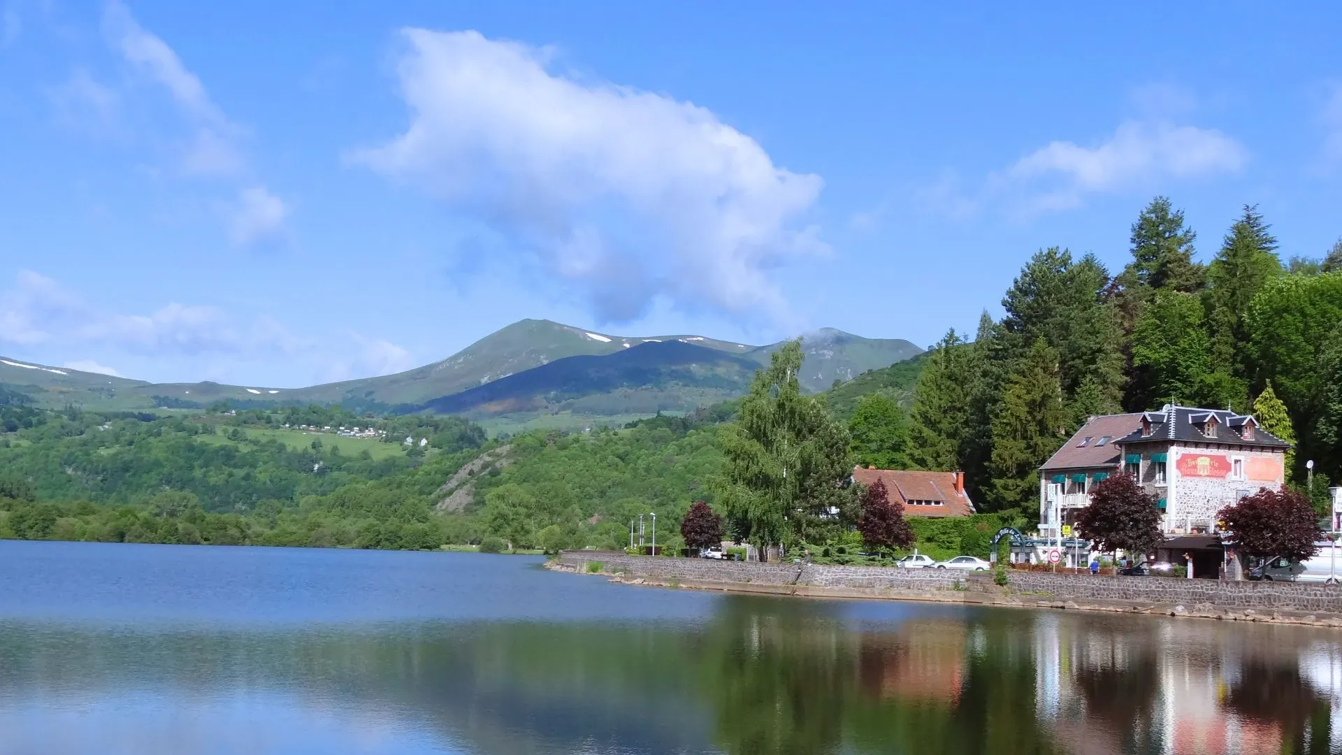 Le Lac Chambon En Auvergne - France