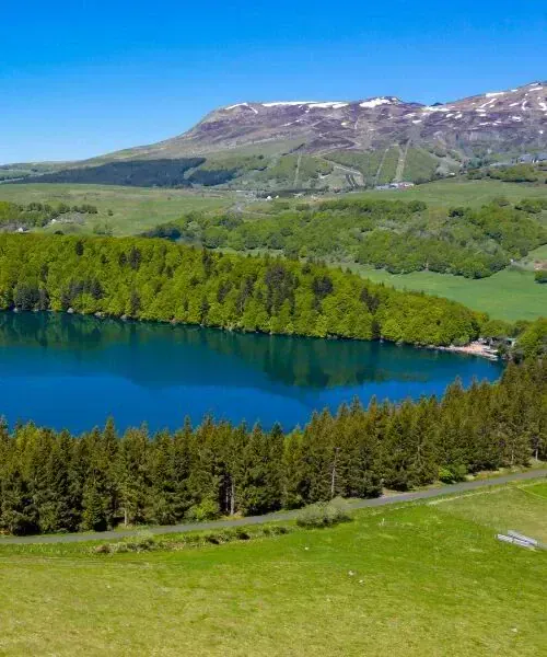 Le Lac Pavin Et Sa Foret