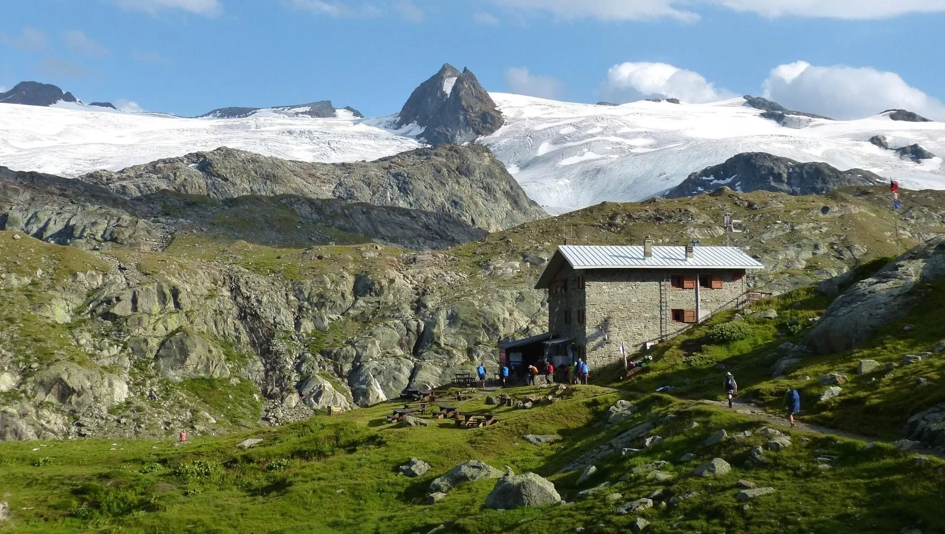 Le Refuge Albert Deffeyes Vers Le Col Passo Alto Au Pied Du Glacier Du Ruitor C Laurent Comte - Italie © Laurent Comte
