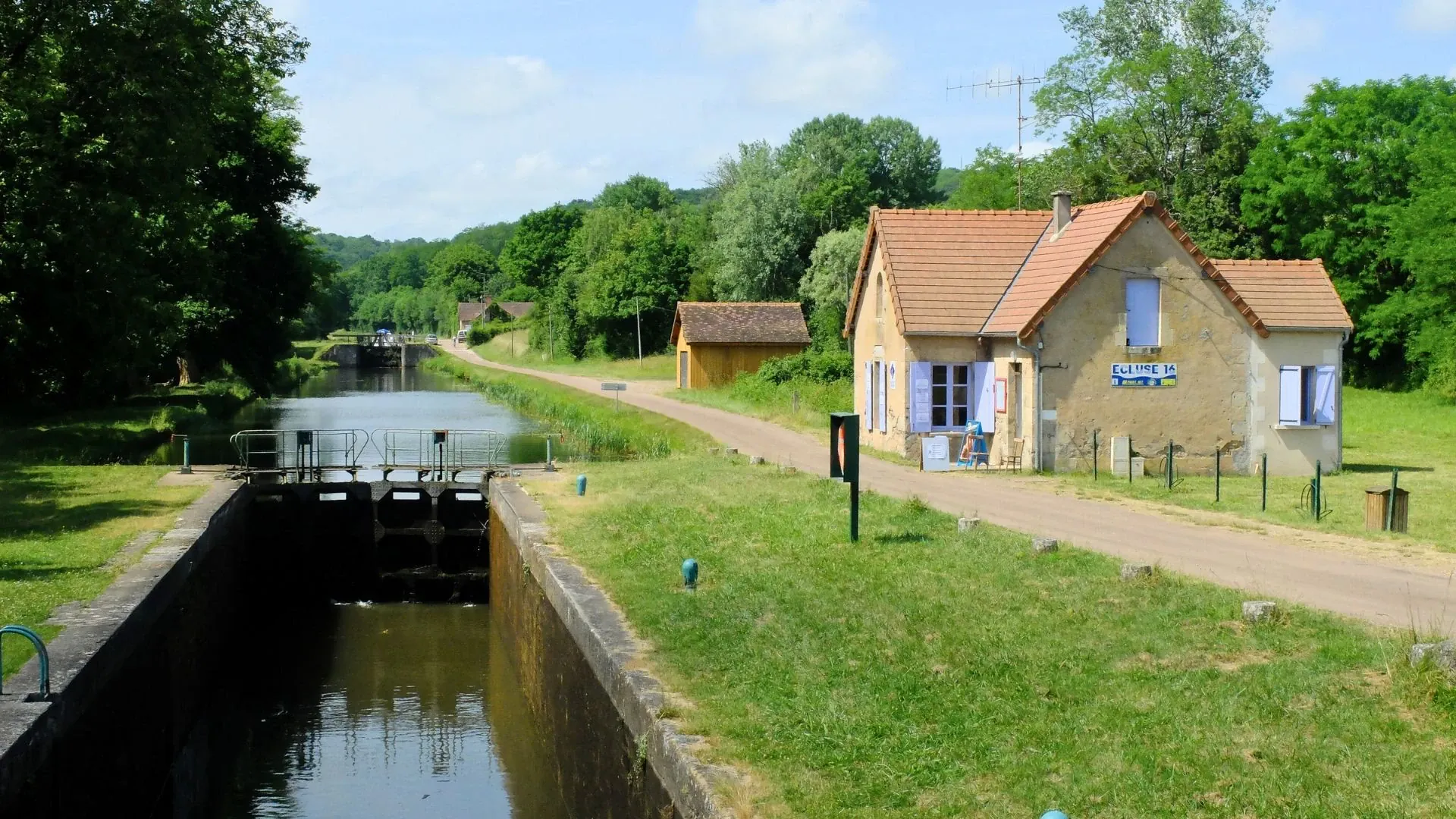 Maison éclusière au bord du Canal du Nivernais - Bourgogne