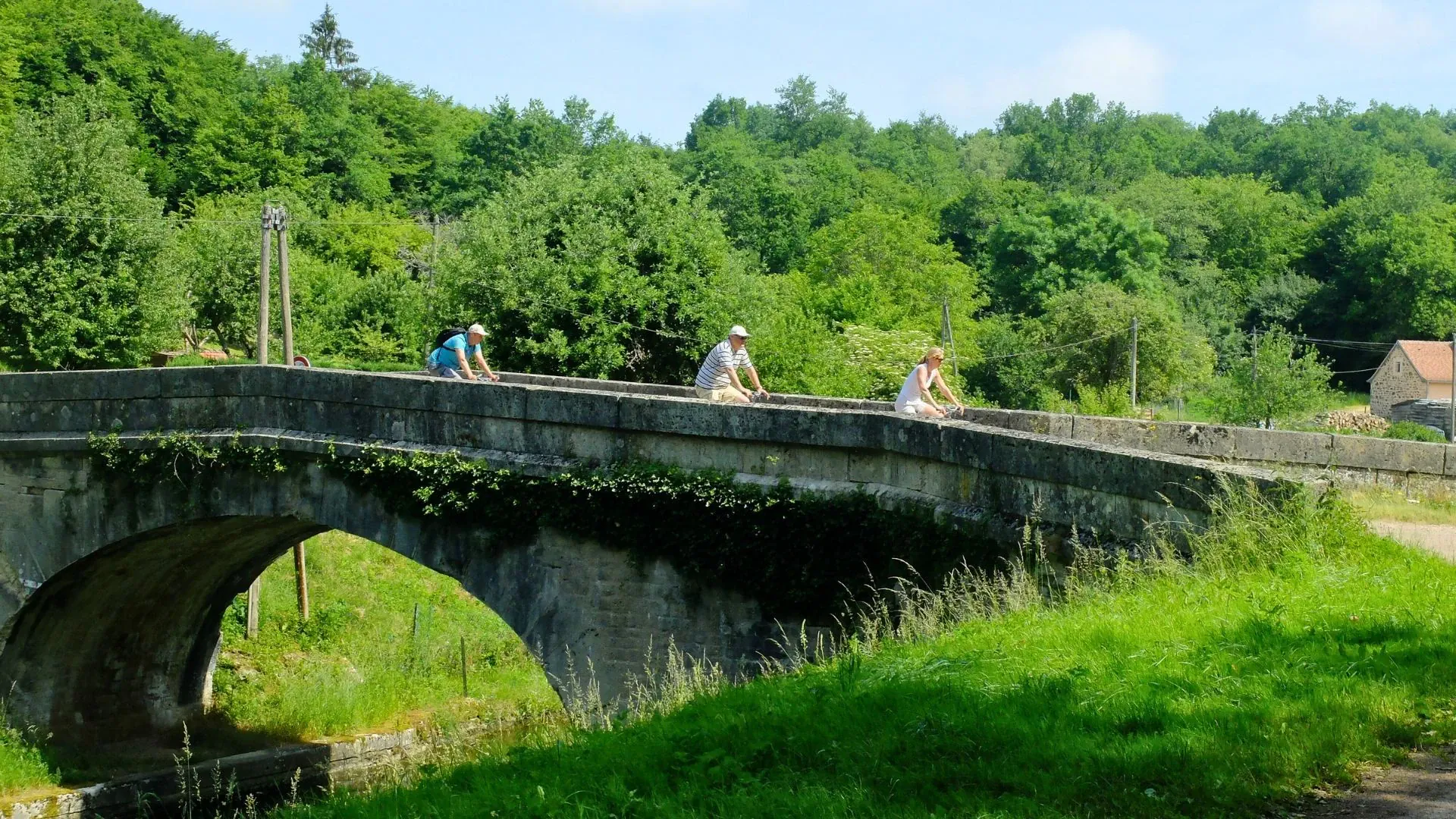 Écluse sur le Canal du Nivernais - Bourgogne - France