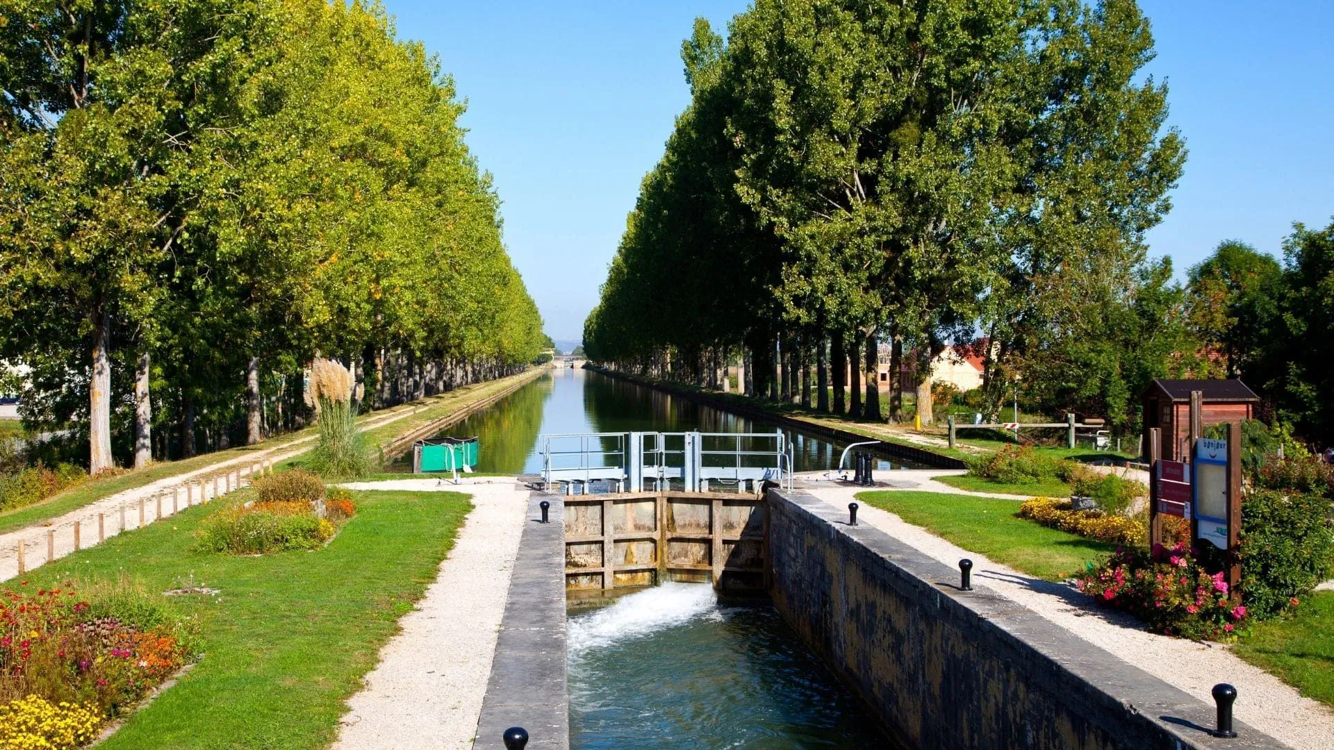 Écluse sur le Canal de Bourgogne - France